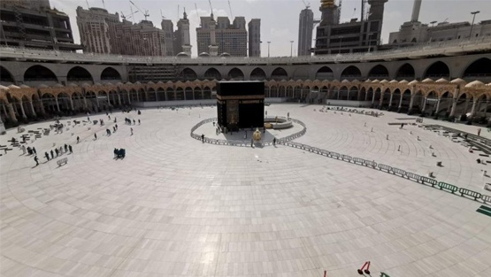 السعودية تعيد فتح الحرمين بعد التعقيم من كورونا