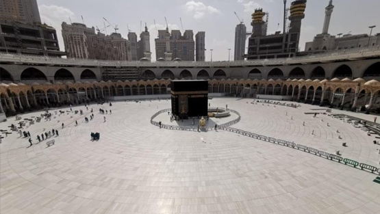 تعليق التواجد والصلاة بساحات الحرمين الشريفين
