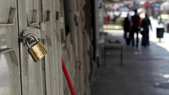 الاقتصاد تغلق محلاً للستائر يصنع كمامات مخالفة بجنين