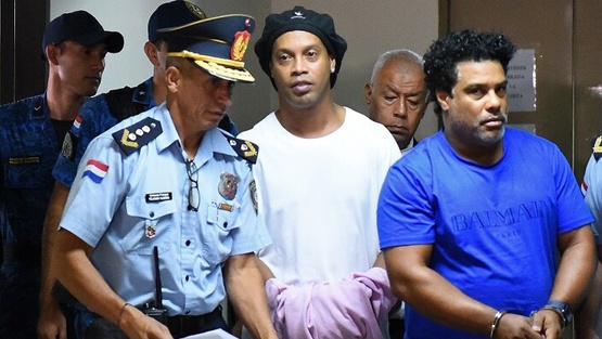 شكوك حول توريط رونالدينيو بالسجن من أجل بطولة لكرة الصالات