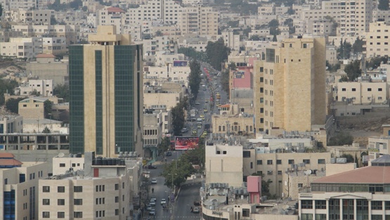 الشرطة تغلق 20 مقهى وتقبض على 5 أشخاص غير ملتزمين في الخليل
