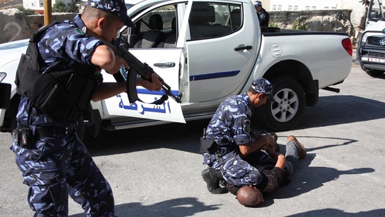 الخليل: مداهمة وكر لتجارة المخدرات والقبض على 6 مطلوبين