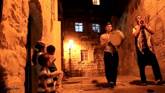 الاحتلال يهدد مسحراتي حي وادي الجوز بالقدس