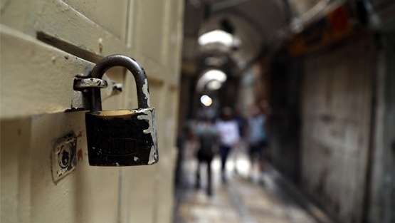 اسرائيل تقرر إغلاق المتاجر في البلدات العربية ليلا برمضان