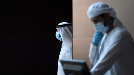 السعودية: رفع الضريبة ووقف غلاء المعيشة لحماية الاقتصاد