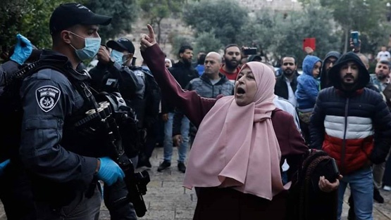 الاحتلال يعتدي على المصلين بالقدس