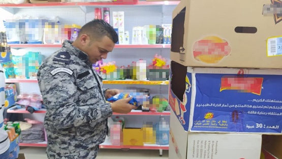 ضبط مواد تموينية منتهية الصلاحية في الخليل