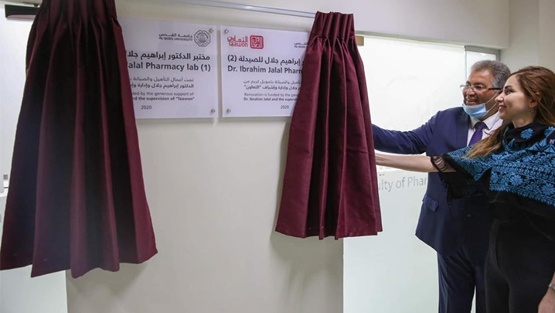 جامعة القدس والتعاون تفتتحان مختبر الصيدلة بعد إعادة تأهيله في حرم الجامعة