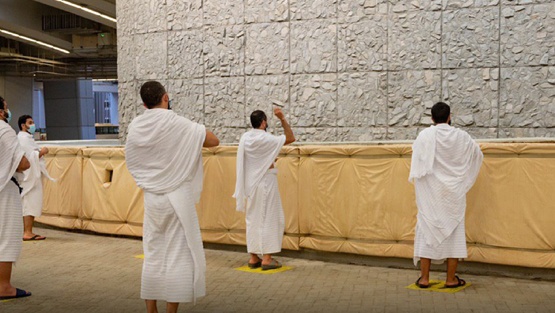 الحجاج يفيضون إلى منى لرمي الجمرات والنحر