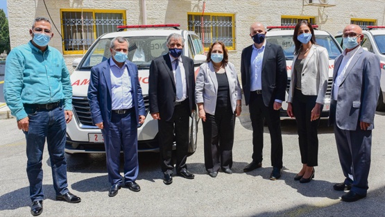 أيبك تقدم 6 سيارات أسعاف مجهزة بالكامل لوزارة الصحة الفلسطينية