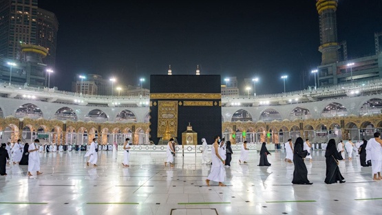 وصول أول أفواج المعتمرين إلى المسجد الحرام