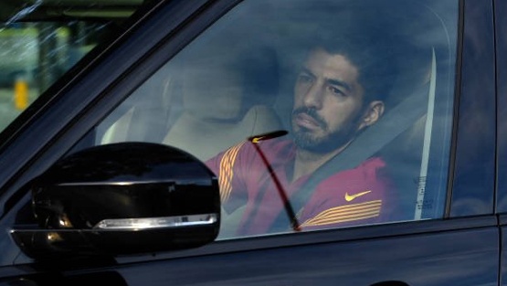 فيديو | سواريز يغادر برشلونة باكياً