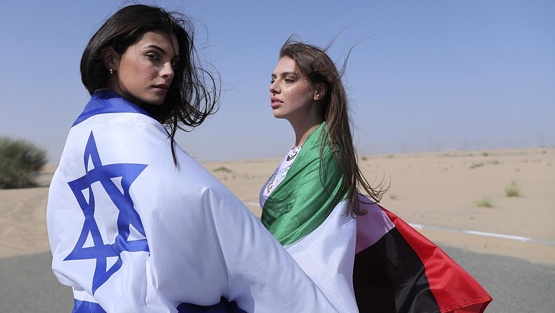 ماي تاغر.. أول عارضة أزياء إسرائيلية تتصور في الإمارات