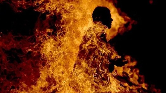 الأردن.. شخص يشعل النار بجسده قرب مقر الحكومة