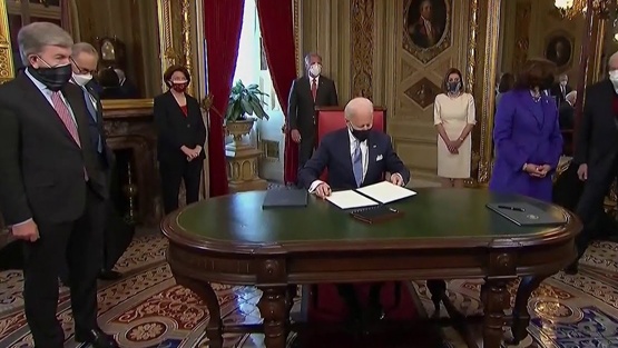 بايدن يصدر أول حزمة مراسيم رئاسية