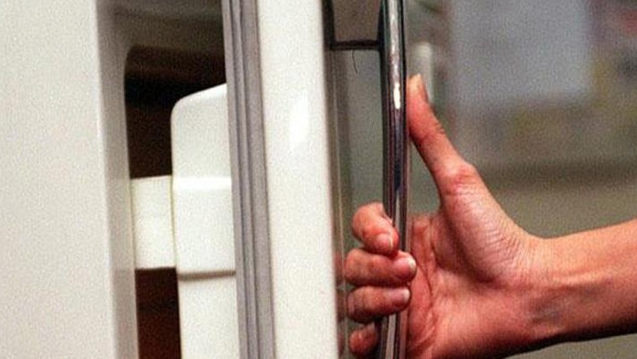 الصدفة تفضح سيدة أخفت جثة أمها في ثلاجة منزل 10 سنوات!