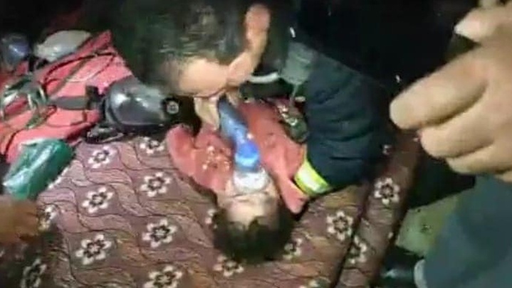 الدفاع المدني ينقذ طفلة من بين ألسنة اللهب في جنين