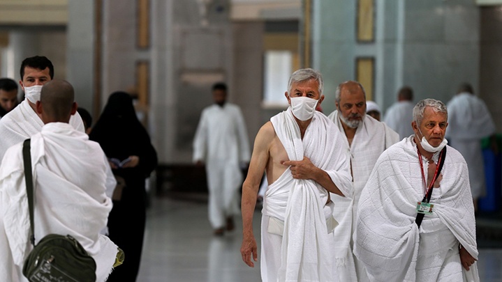 الحصول على لقاح كورونا شرط للحج