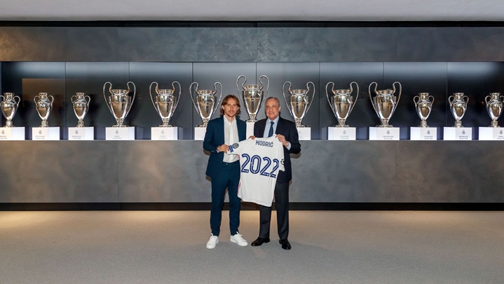 رسميا.. ريال مدريد يُعلن تمديد عقد لوكا مودريتش