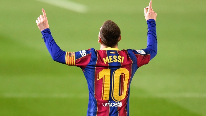 ميسي ينتظر عرض برشلونة.. ومقربون يكشفون موعد حسم مستقبله