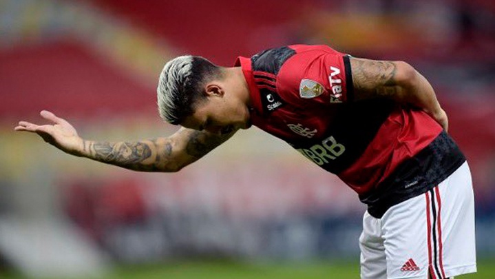 شاهد.. لاعب برازيلي يتلاعب بالدفاع والحارس ليسجل هدفا عالميا