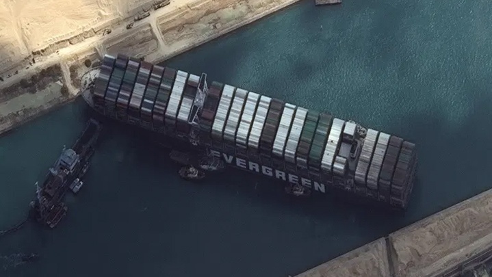 سبب مفاجئ وراء جنوح سفينة قناة السويس