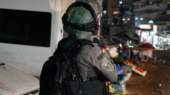 القدس.. الاحتلال يفرج عن اسير أمضى 11 عاماً ويعتقل شقيقه