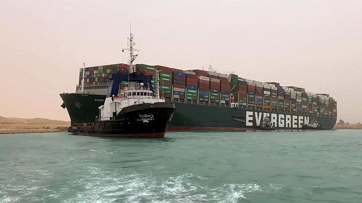 خطأ قبطان.. الكشف عن سبب جنوح سفينة السويس