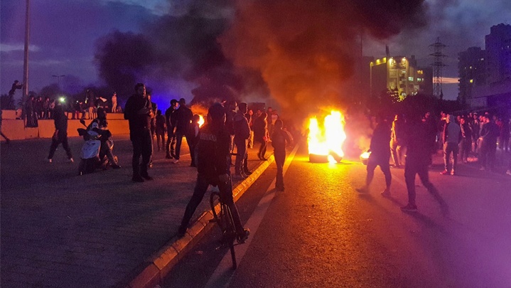 لبنان.. تواصل الاحتجاجات على تردي الأوضاع المعيشية