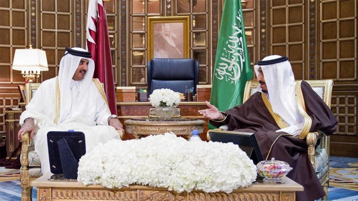 ملك السعودية يدعو أمير قطر لزيارة المملكة رسميًا