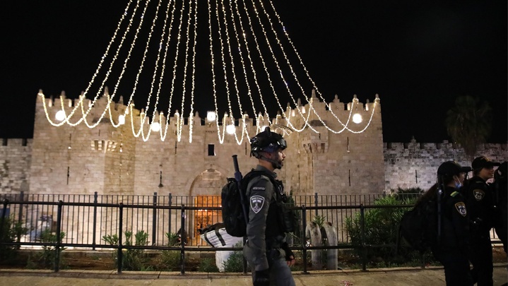قوات الاحتلال تغلق باب حطة بالقدس