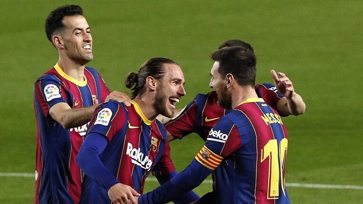 برشلونة يجدد عقد مدافعه الشاب