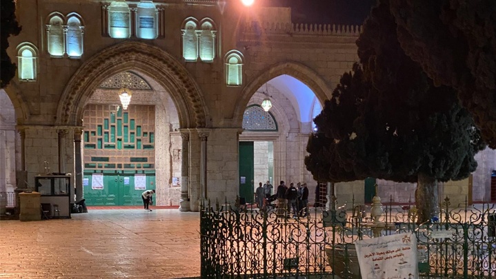 فيديو- الاحتلال يستهدف المواطنين بقنابل الغاز وسط القدس