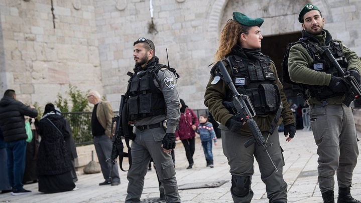 الاحتلال يغلق باب العامود وعدة احياء في القدس الإثنين