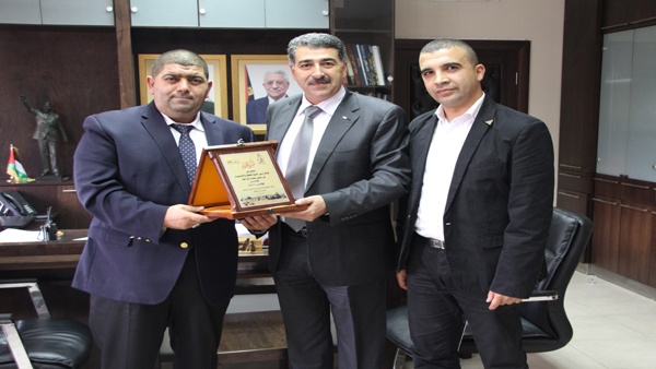شركة ربحي الحجة تكرم رئيس بلدية رام الله