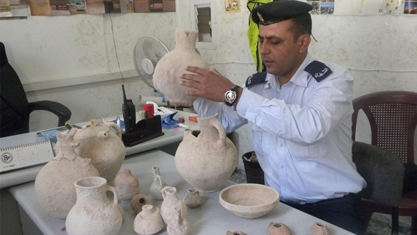 الشرطة تضبط مواد أثرية قديمة في طوباس