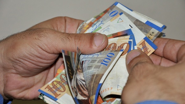 هآرتس:إسرائيل لن تحول نصف مليار شيقل عائدات الضرائب الفلسطينية