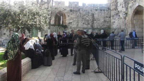 إبعاد مواطنة عن القدس بعد تصديها لاقتحام الأقصى
