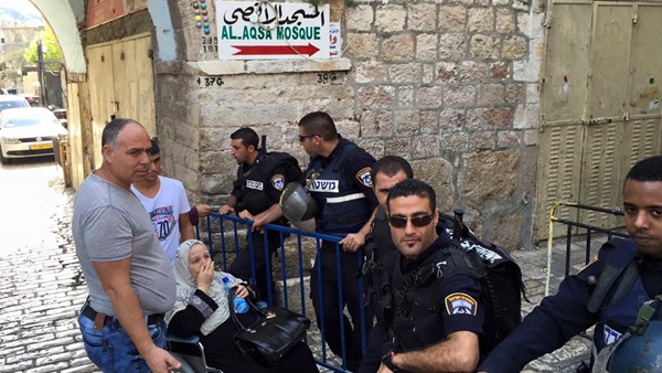 شرطة الاحتلال تبعد شابين عن القدس