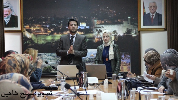 لقاء نسوي في الخليل لتمكين النساء من الالتحاق بالدورات