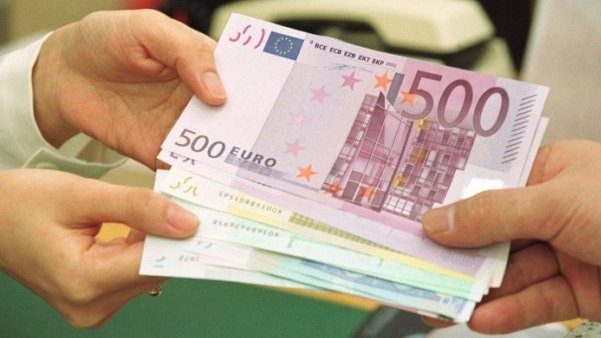 اليورو يهبط لأدنى مستوى له منذ 9 سنوات
