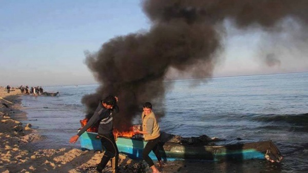 زوارق الاحتلال تفتح نيرانها تجاه قوارب الصيد بغزة