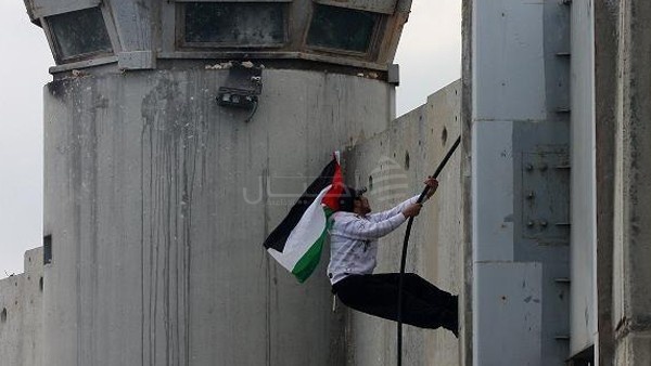 رفع الأعلام الفلسطينية وسط مستوطنة قرب بيت لحم