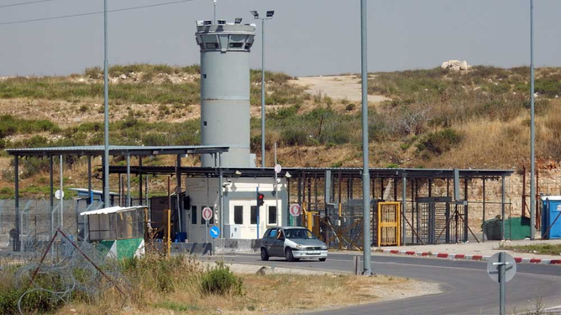 الاحتلال يغلق حاجز بيت إكسا شمال غرب القدس